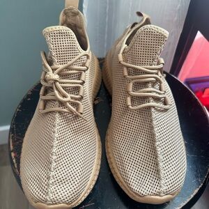 Beige mens 9 athletic preppy streetwear  lace up running shoes casual light